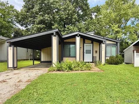 3273 Green Pasture Dr, Florissant, MO 63031
