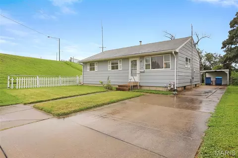 2 Briarcliff Dr, Granite City, IL 62040
