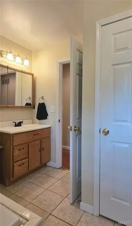 Bath - 19 E 11th St, Washington, MO 63090 photo 4 of 5