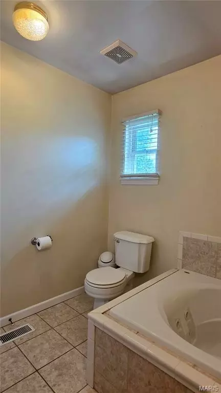 Bath - 19 E 11th St, Washington, MO 63090 photo 2 of 5