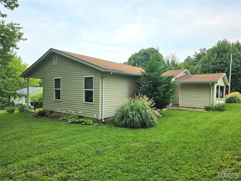 Exterior - 19 E 11th St, Washington, MO 63090 photo 4 of 7