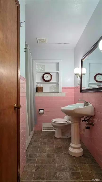 Bath - 19 E 11th St, Washington, MO 63090 photo 1 of 5