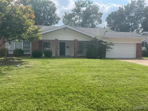 844 Townhouse Ln, Hazelwood, MO 63042