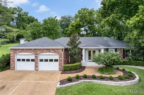 2345 Maybrook Ln, Kirkwood, MO 63122
