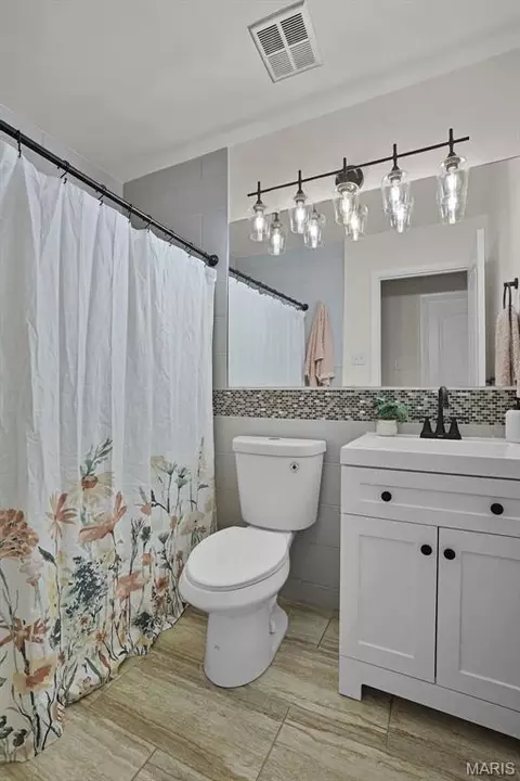 Bath - 2646 Vortex Dr, Saint Louis, MO 63129 photo 2 of 4