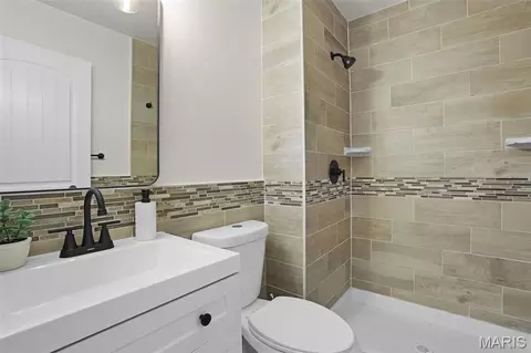 Bath - 2646 Vortex Dr, Saint Louis, MO 63129 photo 3 of 4