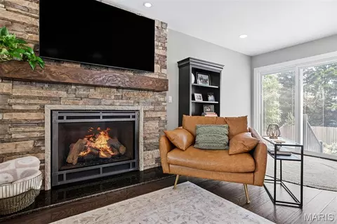 Living - 705 Stone Canyon Dr, Ballwin, MO 63021 photo 4 of 6