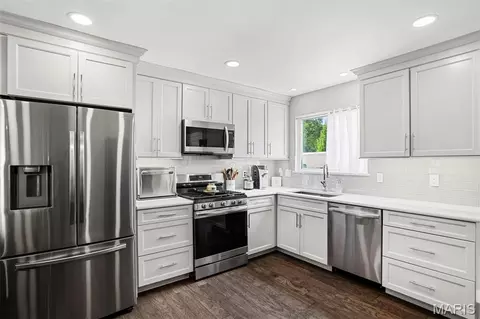 Kitchen - 705 Stone Canyon Dr, Ballwin, MO 63021 photo 3 of 4