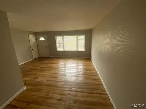 Living - 104 Fenwick Dr, Ferguson, MO 63135 photo 2 of 2