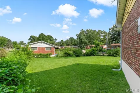 944 Lebon Dr, Saint Louis, MO 63137 photo 4