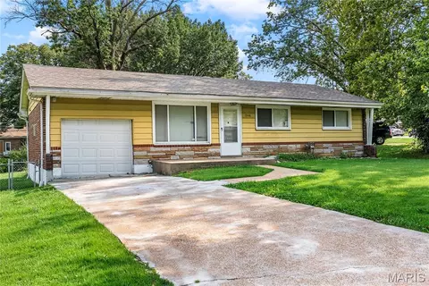 944 Lebon Dr, Saint Louis, MO 63137 photo 2