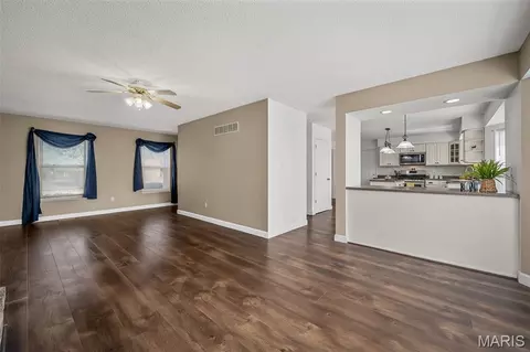 Living - 120 Bromley Ct, O'fallon, MO 63368 photo 2 of 5