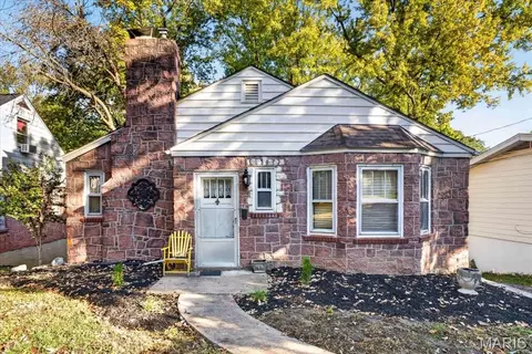 Exterior - 715 E Jackson Rd, Saint Louis, MO 63119 photo 2 of 7