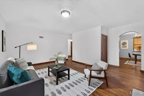 Living - 715 E Jackson Rd, Saint Louis, MO 63119 photo 1 of 4