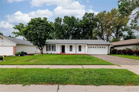 3464 Woodpath Dr, Florissant, MO 63031