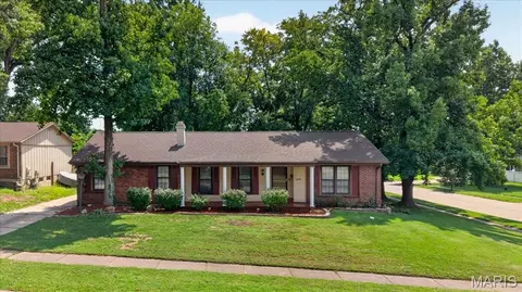 3608 Whispering Woods Dr, Florissant, MO 63031