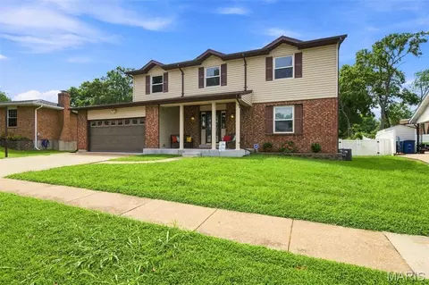 738 Peal Dr, Saint Louis, MO 63125