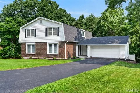 12215 Country Manor Ln, Saint Louis, MO 63141
