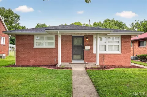 1117 9th St, Highland, IL 62249