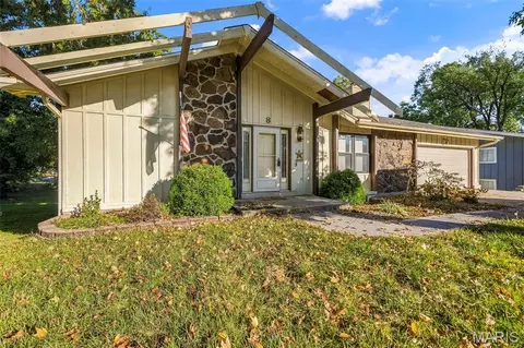 8 Charleroi Pl, Lake Saint Louis, MO 63367