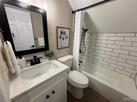 Bath - 754 Carman Woods Dr, Manchester, MO 63021 photo 4 of 5
