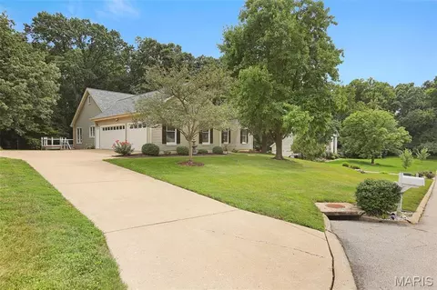 1154 S Charlemagne Dr, Lake Saint Louis, MO 63367