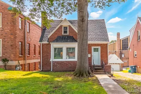 3808 Colonial Ave, Northwoods, MO 63121
