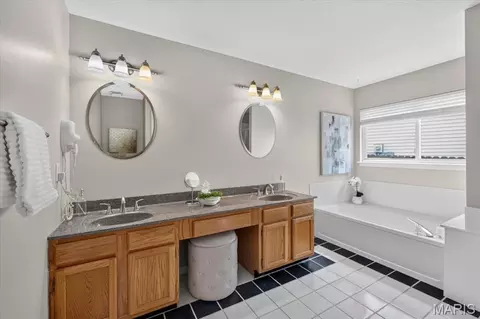 Bath - 1032 Oak Glen Cir, Ballwin, MO 63021 photo 2 of 5