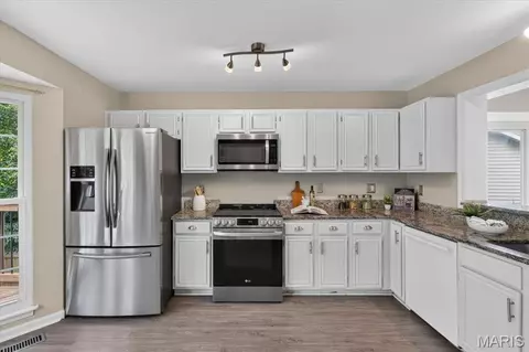 Kitchen - 1032 Oak Glen Cir, Ballwin, MO 63021 photo 2 of 3