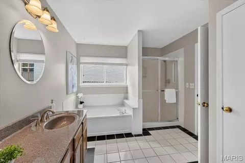 Bath - 1032 Oak Glen Cir, Ballwin, MO 63021 photo 3 of 5