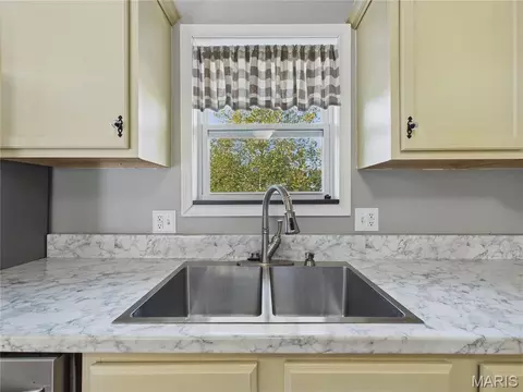 Kitchen - 14328 Torpedo Dr, Saint Robert, MO 65584 photo 3 of 4