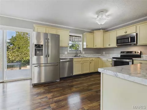 Kitchen - 14328 Torpedo Dr, Saint Robert, MO 65584 photo 2 of 4