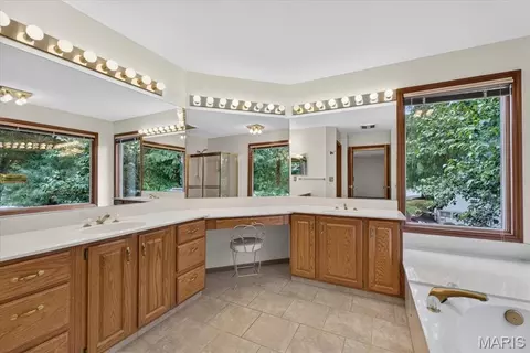 Bath - 1903 Larimer Trl, Wildwood, MO 63011 photo 2 of 4