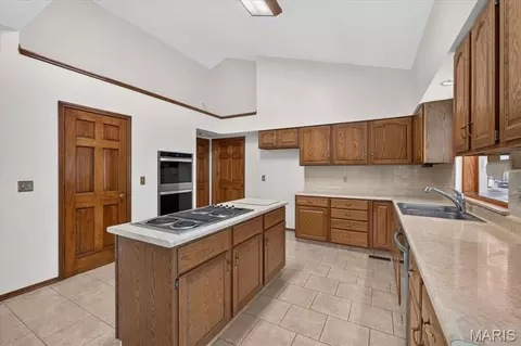 Kitchen - 1903 Larimer Trl, Wildwood, MO 63011 photo 4 of 5