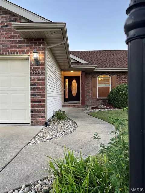 3208 Leverett Ct, Alton, IL 62002