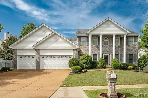 909 Oxford Trail Dr, Saint Peters, MO 63376