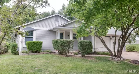 12137 Prestonpark Ln, Saint Louis, MO 63146