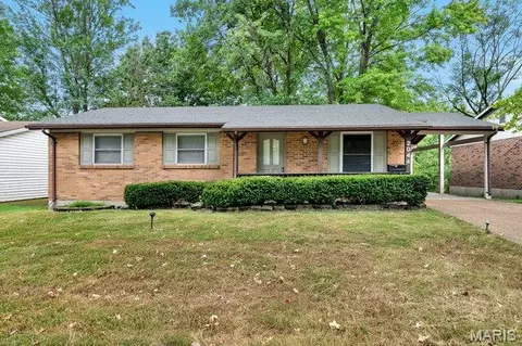 2044 Kingsford Dr, Florissant, MO 63031