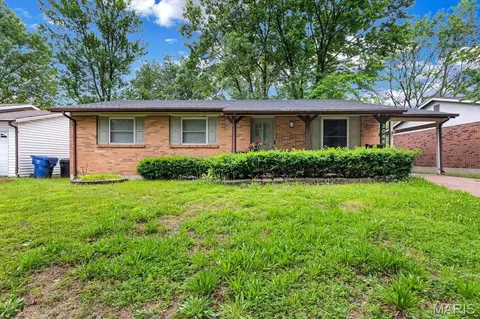 2044 Kingsford Dr, Florissant, MO 63031