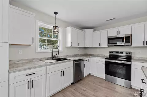 Kitchen - 70 Kyle Dr, Benton, MO 63736 photo 2 of 2
