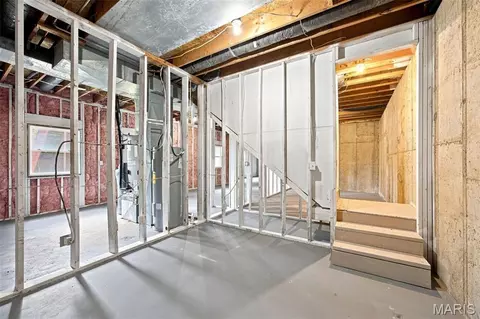 Entry Way - 107 Meadow Ln, Saint Robert, MO 65584 photo 2 of 5