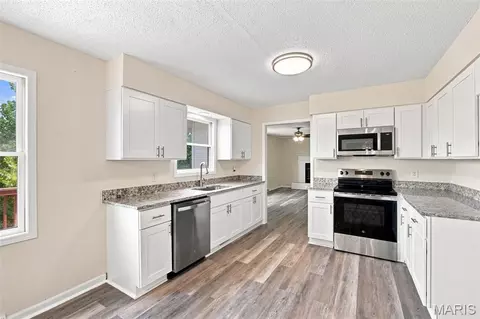 Kitchen - 107 Meadow Ln, Saint Robert, MO 65584 photo 2 of 2