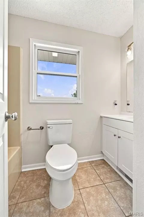 Bath - 107 Meadow Ln, Saint Robert, MO 65584 photo 2 of 3