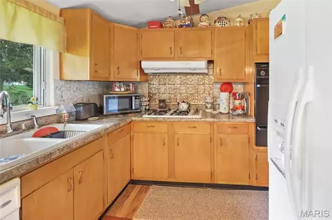 Kitchen - 5009 Staten Dr, Godfrey, IL 62035 photo 2 of 3