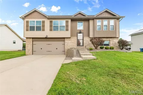 300 Olyvia Dr, Saint Jacob, IL 62281