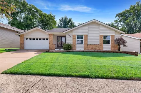 2424 Country Wood Dr, Maryland Heights, MO 63043