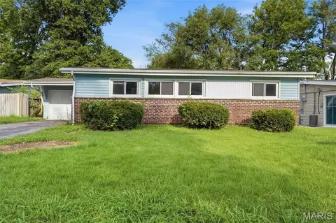 6820 Waterleigh Dr, Saint Louis, MO 63134