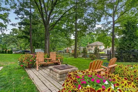 Exterior - 631 Golfview Dr, Ballwin, MO 63011 photo 7 of 9