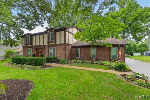 Exterior - 631 Golfview Dr, Ballwin, MO 63011 photo 2 of 9