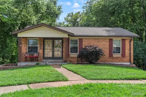 1297 Tracy Ln, Saint Louis, MO 63125